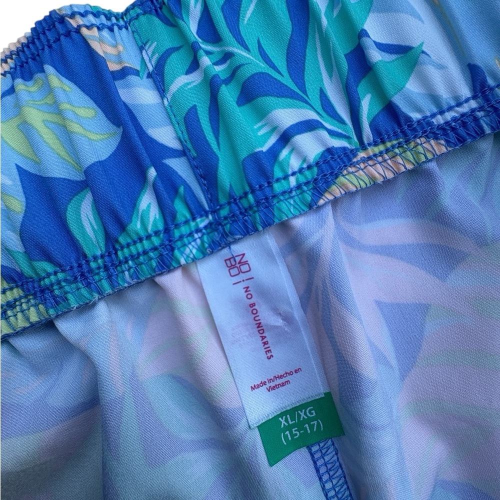 No Boundaries Women’s Pastel Tropical Leaf Pattern Shorts - Picture 9 of 11